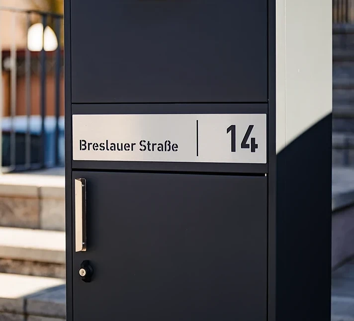Der Briefkasten vor dem Hauseingang.