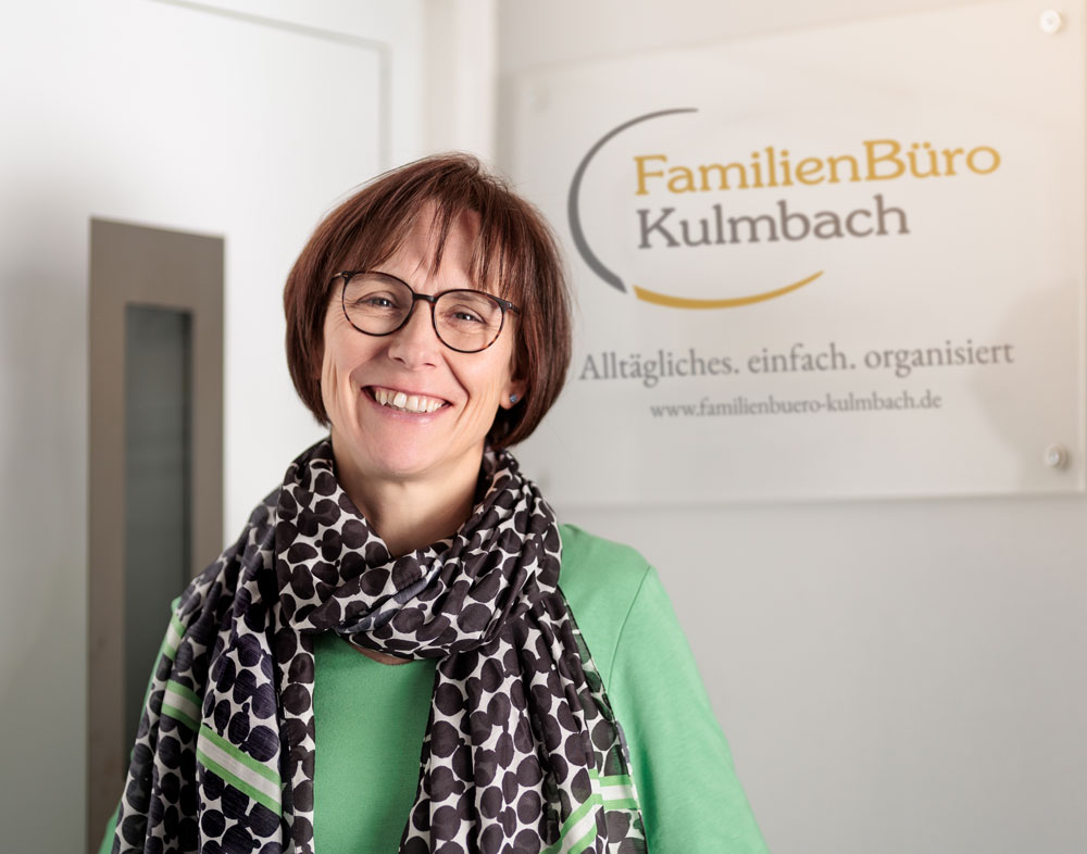 Heike Jurke steht vor vor dem Firmenschild.